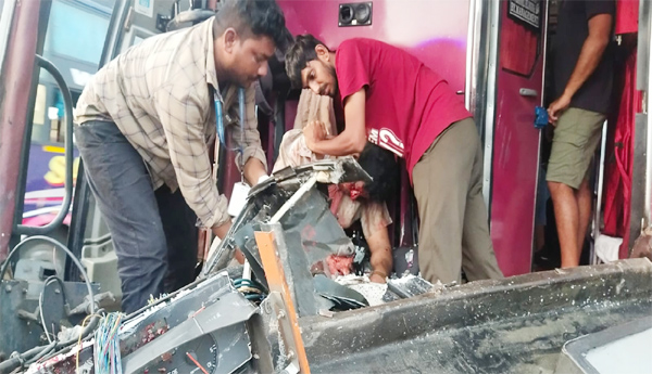 A-lorry-hit-a-bus-the-driver-died