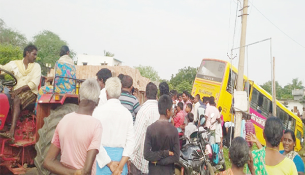 Bus-rammed-into-harvest-season-Many-students-were-seriously-injured