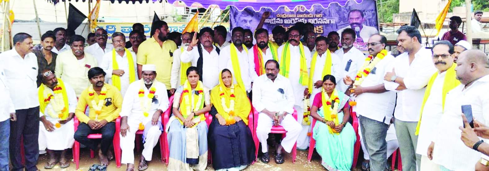 దీక్షనుద్దేశించి మాట్లాడుతున్న మీనాక్షి నాయుడు