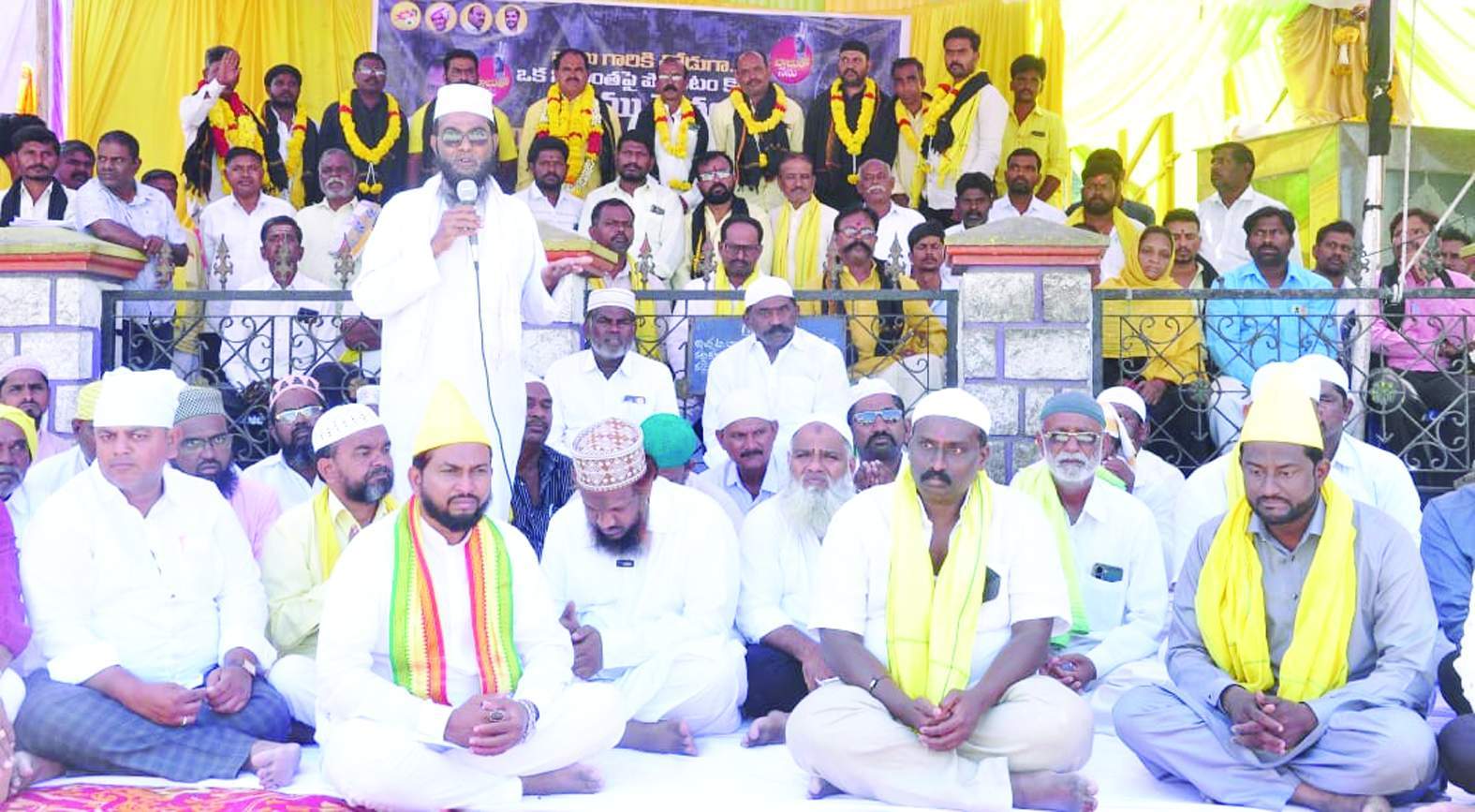 నమాజ్‌ చేసి నిరసన తెలుపుతున్న ముస్లింలు