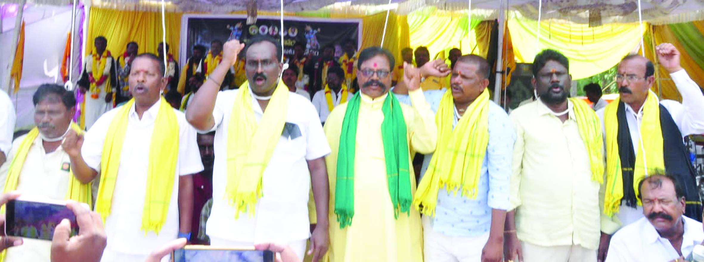 ఆదోనిలో మెడకు ఉరితాడుతో నిరసన తెలుపుతున్న ఉమాపతి నాయుడు