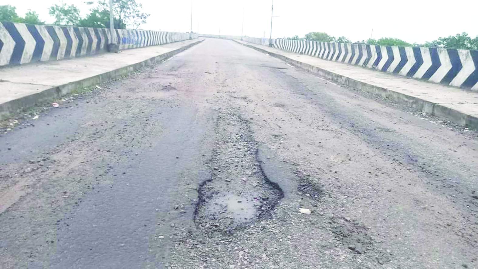 కొత్త బ్రిడ్జిపై పడిన గుంత