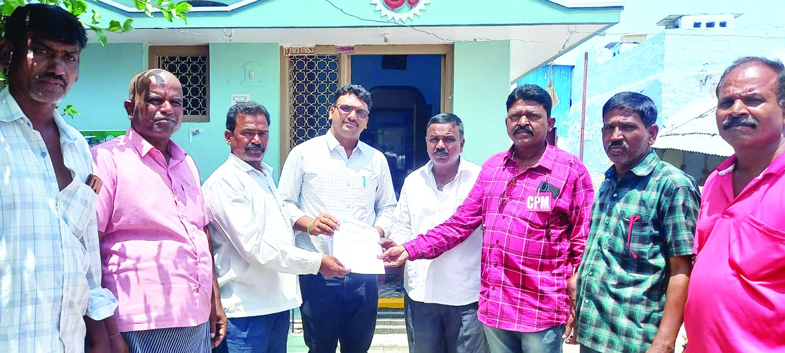 ఆదోనిలో వినతిపత్రం ఇస్తున్న నాయకులు