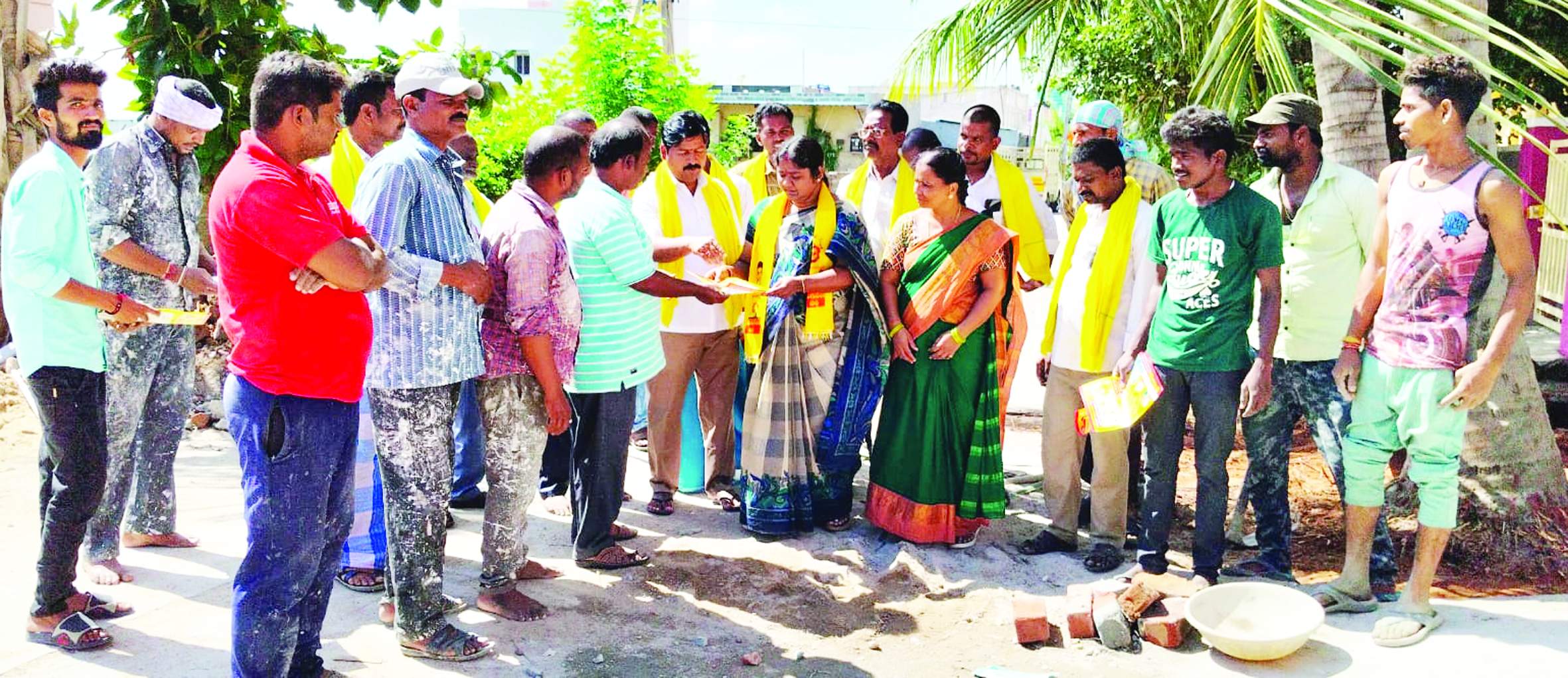 సంతకాల సేకరణ చేపడుతున్న నాయకులు