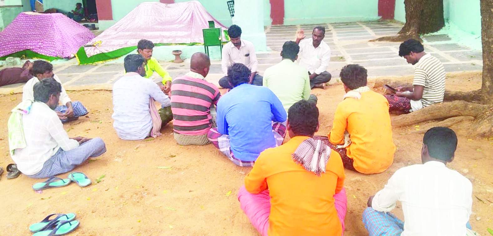 సమావేశంలో మాట్లాడుతున్న నాయకులు