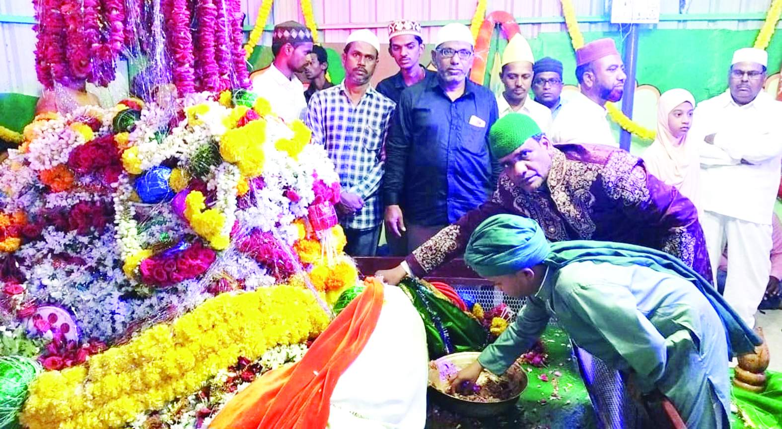 చదివింపులు చేస్తున్న భక్తులు