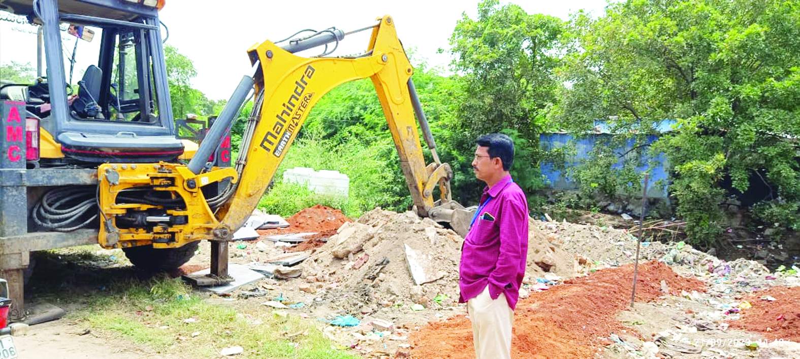 ఆక్రమణలు తొలగిస్తున్న మున్సిపల్‌ ఉద్యోగులు