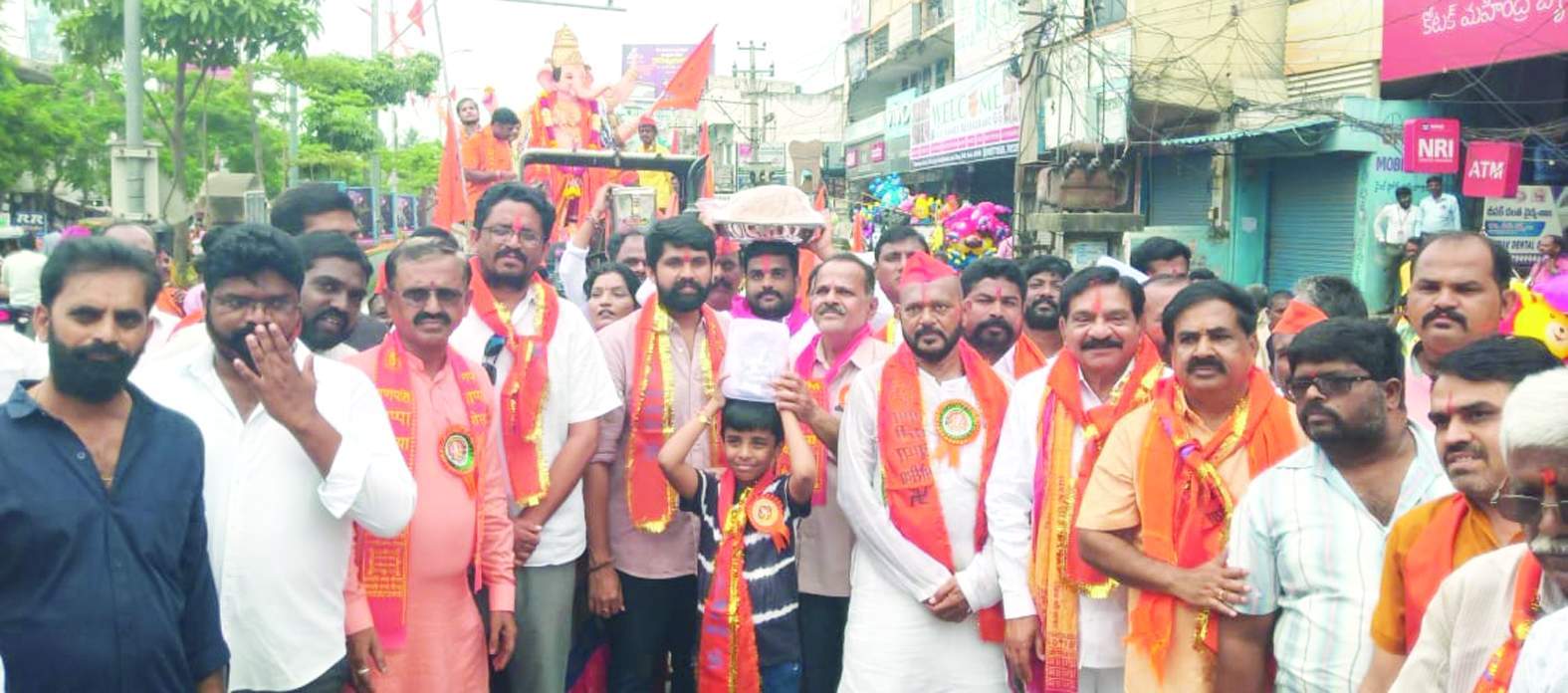 లడ్డు వేలంలో పాల్గొన్న పుర ప్రముఖులు