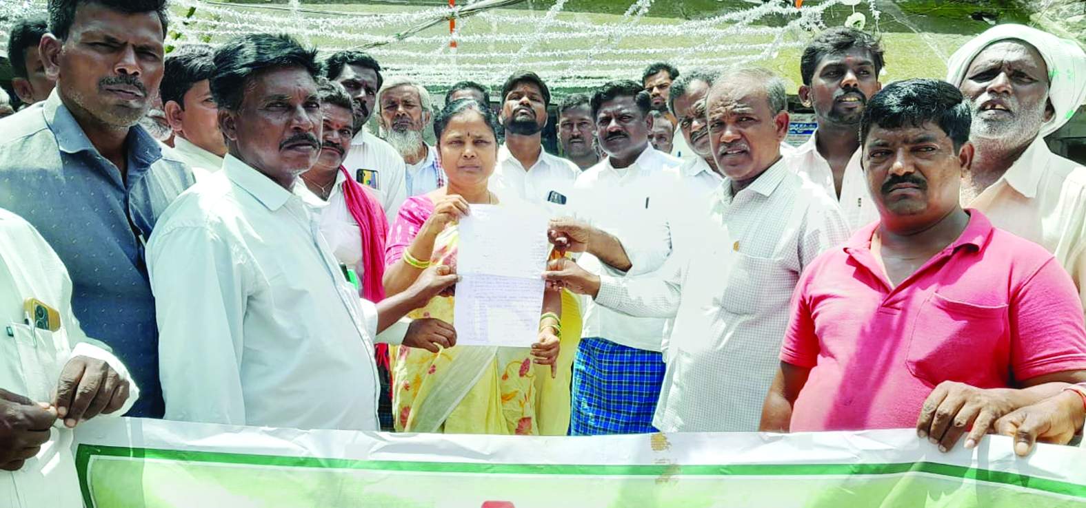 ఆదోనిలో వినతిపత్రం అందజేస్తున్న నాయకులు