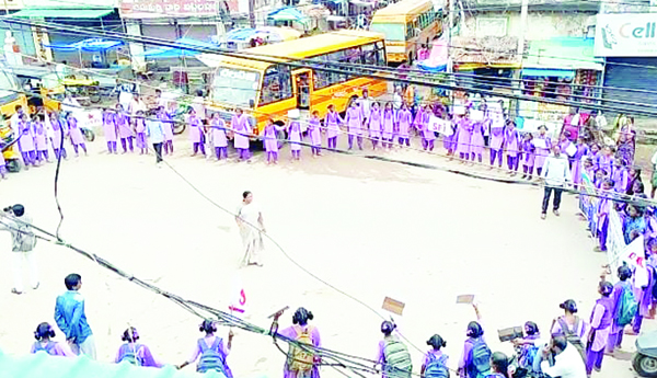బస్సు సౌకర్యం కల్పించాలని బిసి హాస్టల్‌ విద్యార్థినుల ఆందోళన