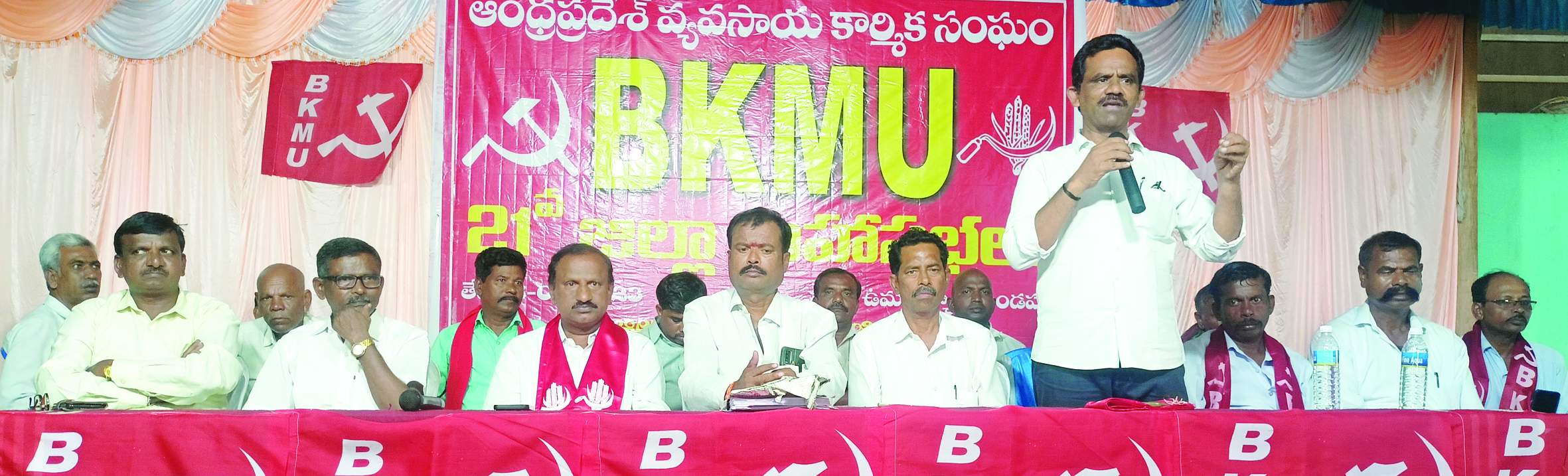 బికెఎంయు జిల్లా మహాసభలో మాట్లాడుతున్న ఆవుల శేఖర్‌