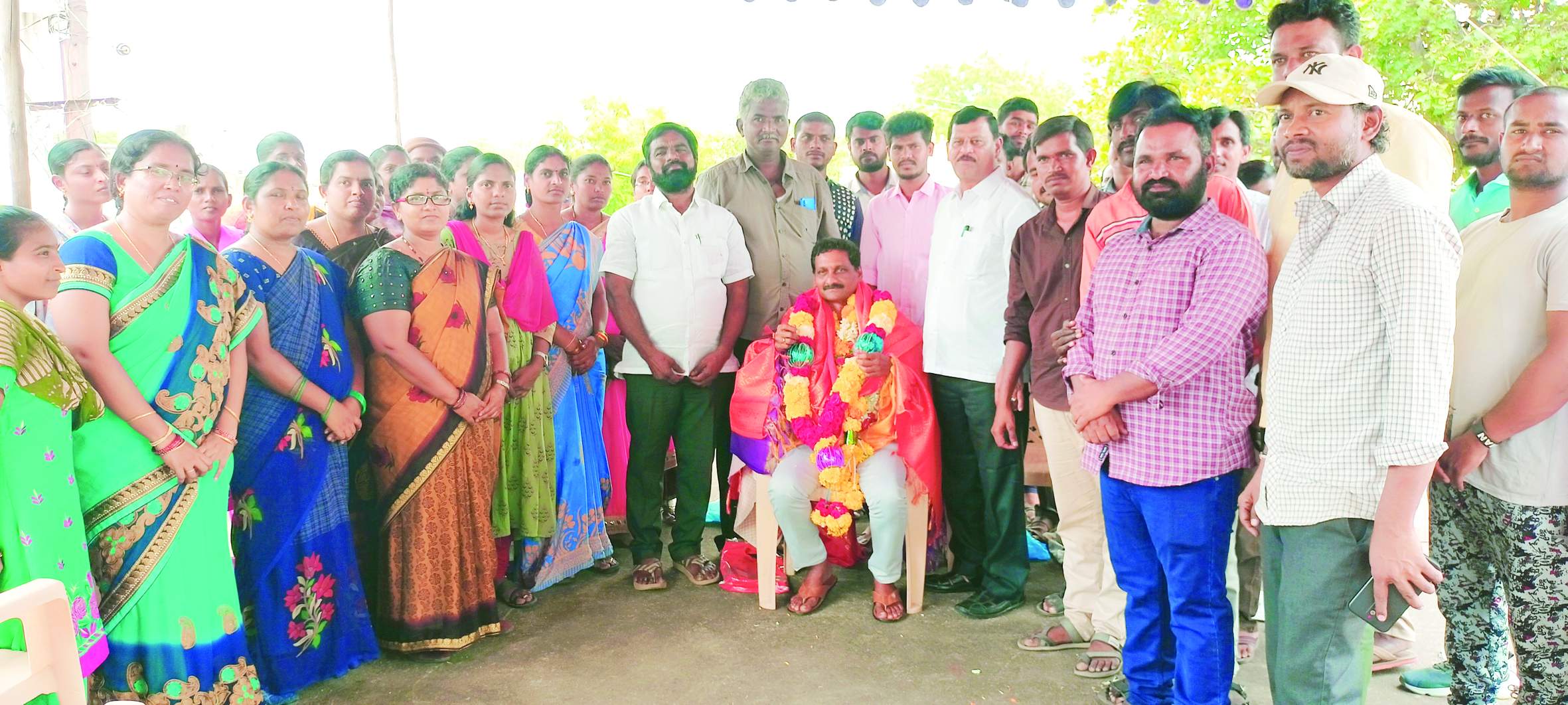 కృష్ణకుమార్‌ను సన్మానిస్తున్న అధికారులు, సచివాలయ సిబ్బంది