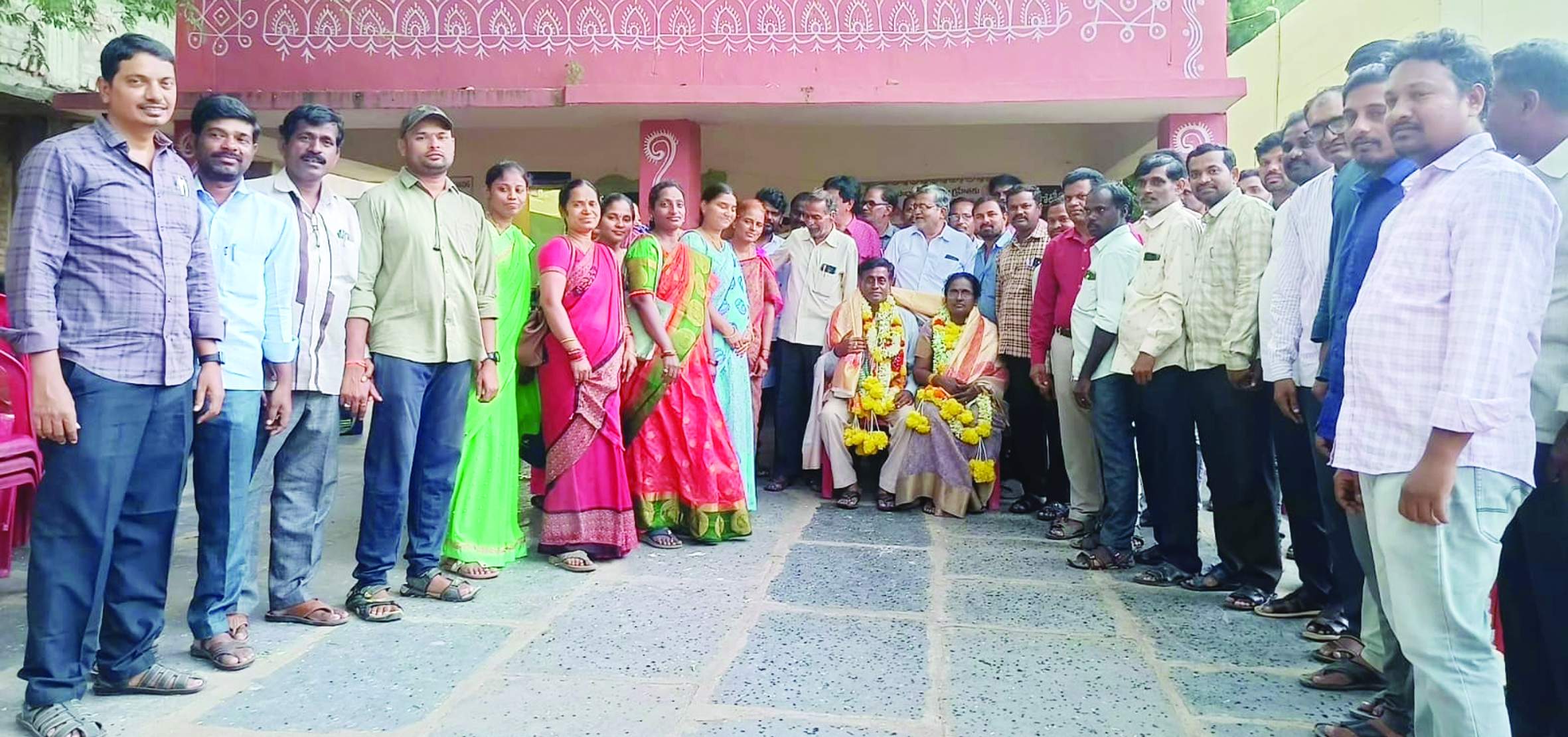 జంబులింగయ్య దంపతులను సన్మానిస్తున్న నాయకులు