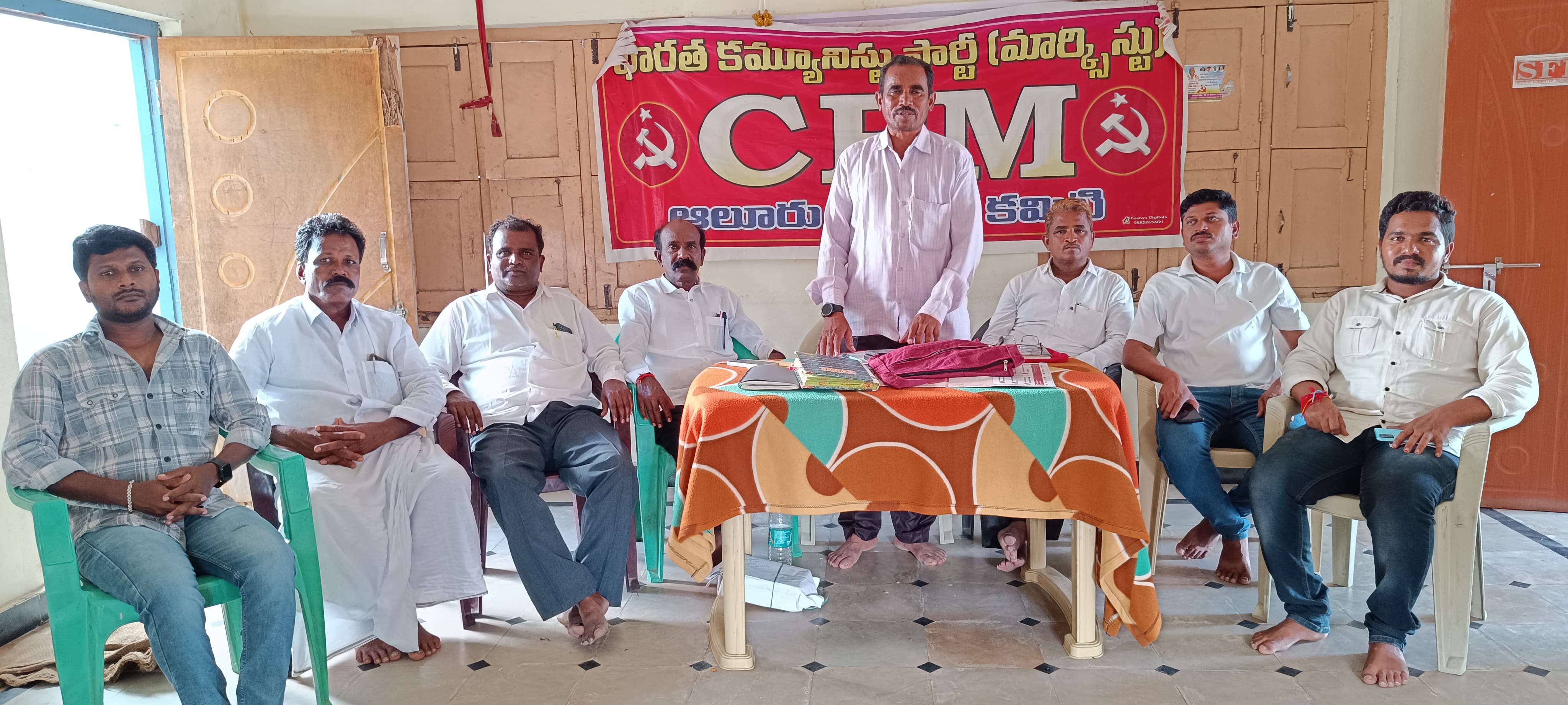 సమావేశంలో మాట్లాడుతున్న సిపిఎం జిల్లా ప్రధాన కార్యదర్శి 