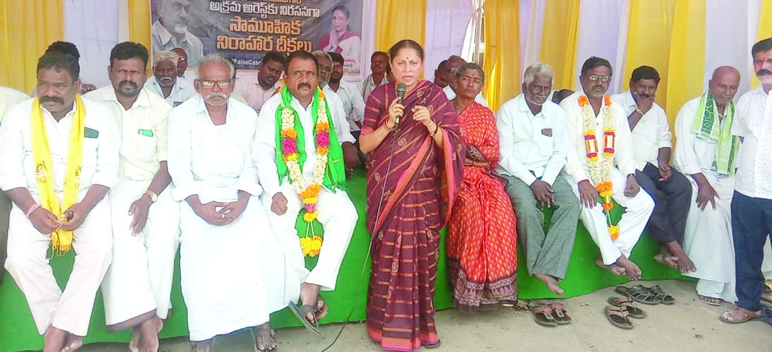 నిరాహార దీక్షలో మాట్లాడుతున్న కోట్ల సుజాతమ్మ