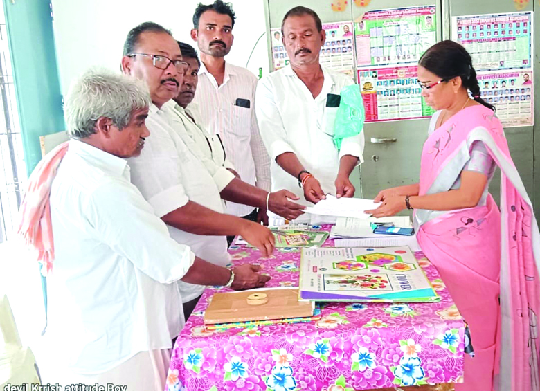 భూనిర్వాసిత రైతులకు అవార్డు నోటీసులివ్వాలి