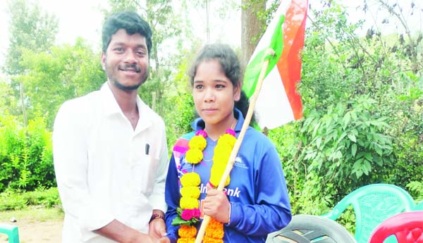 రవణిని ప్రభుత్వాలు ఆదుకోవాలి