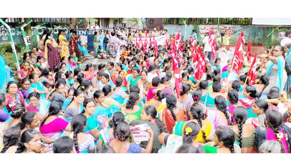 భగ్గుమన్న అంగన్వాడీలు