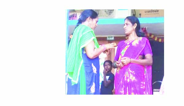 అంగన్‌వాడీలపై ఉక్కుపాదం