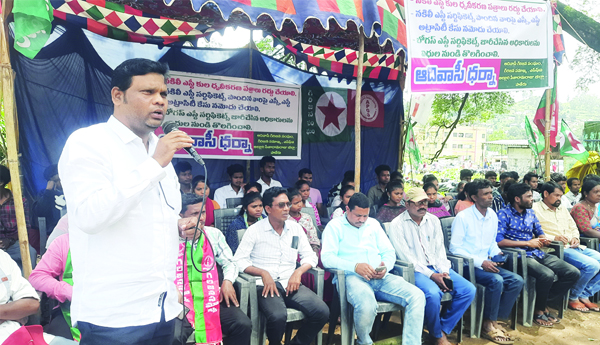 అట్రాసిటీ కేసు నమోదు చేయాలి