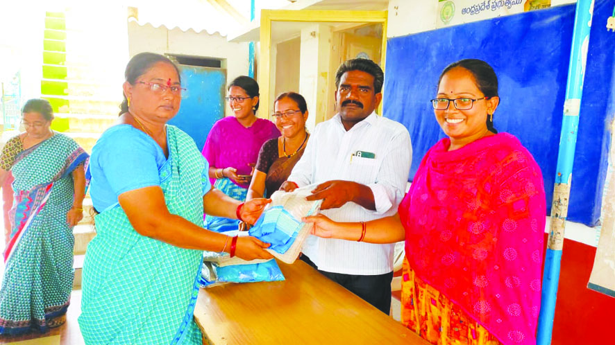 అంగన్వాడి టీచర్లకు యూనిఫాం పంపిణీ