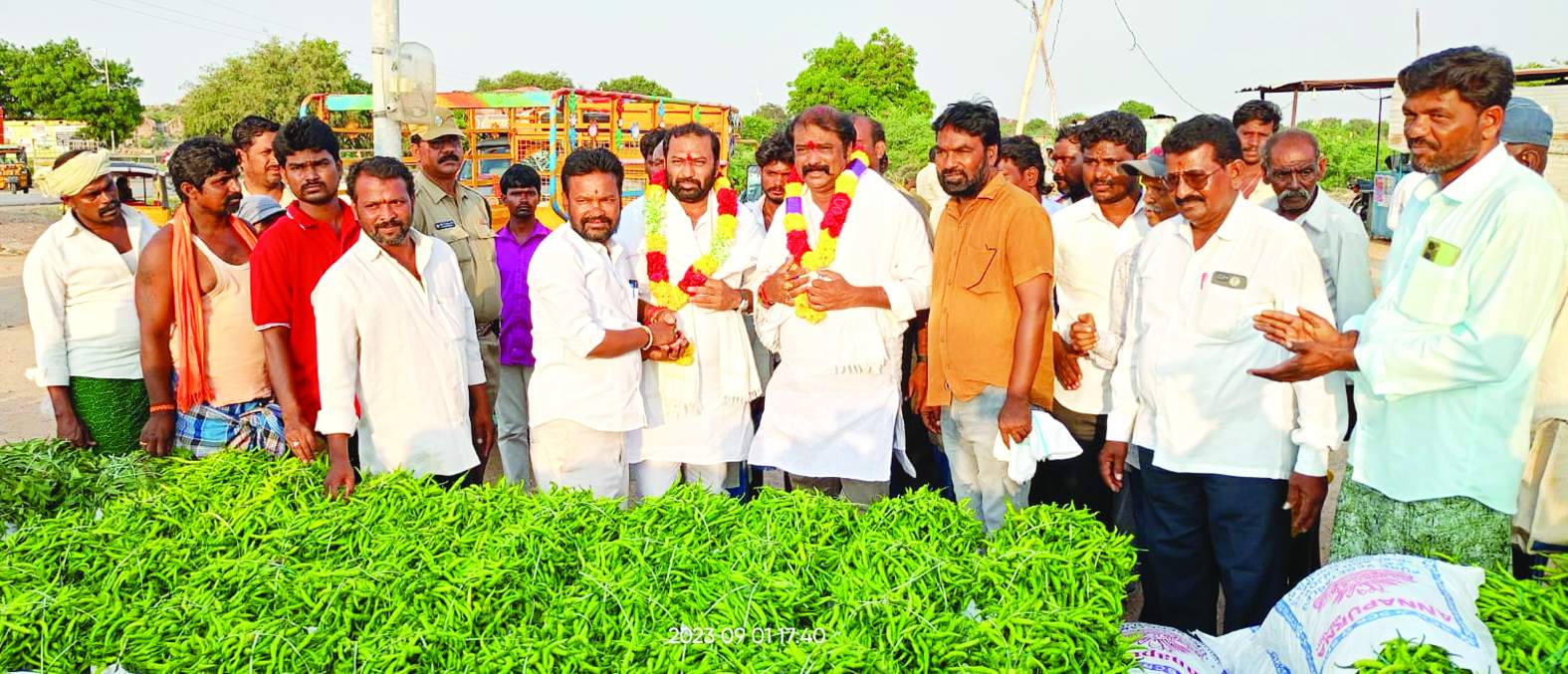 మంత్రి గుమ్మనూరు జయరామ్‌ను సన్మానిస్తున్న జిల్లా కెడిసిసి డైరెక్టర్‌ రాఘవేంద్ర