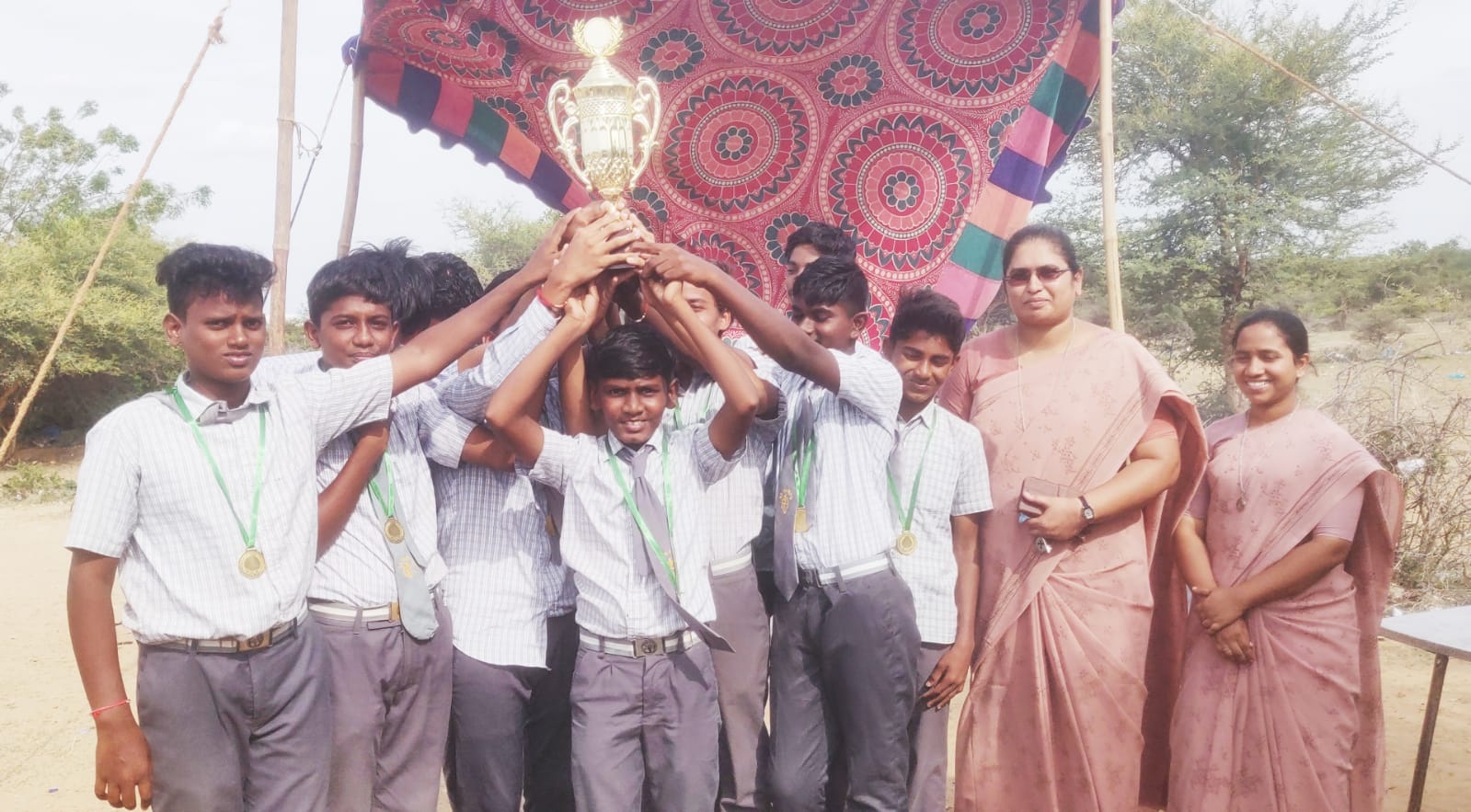 క్రికెట్‌ టోర్నమెంట్‌ విజేతలకు బహుమతులు