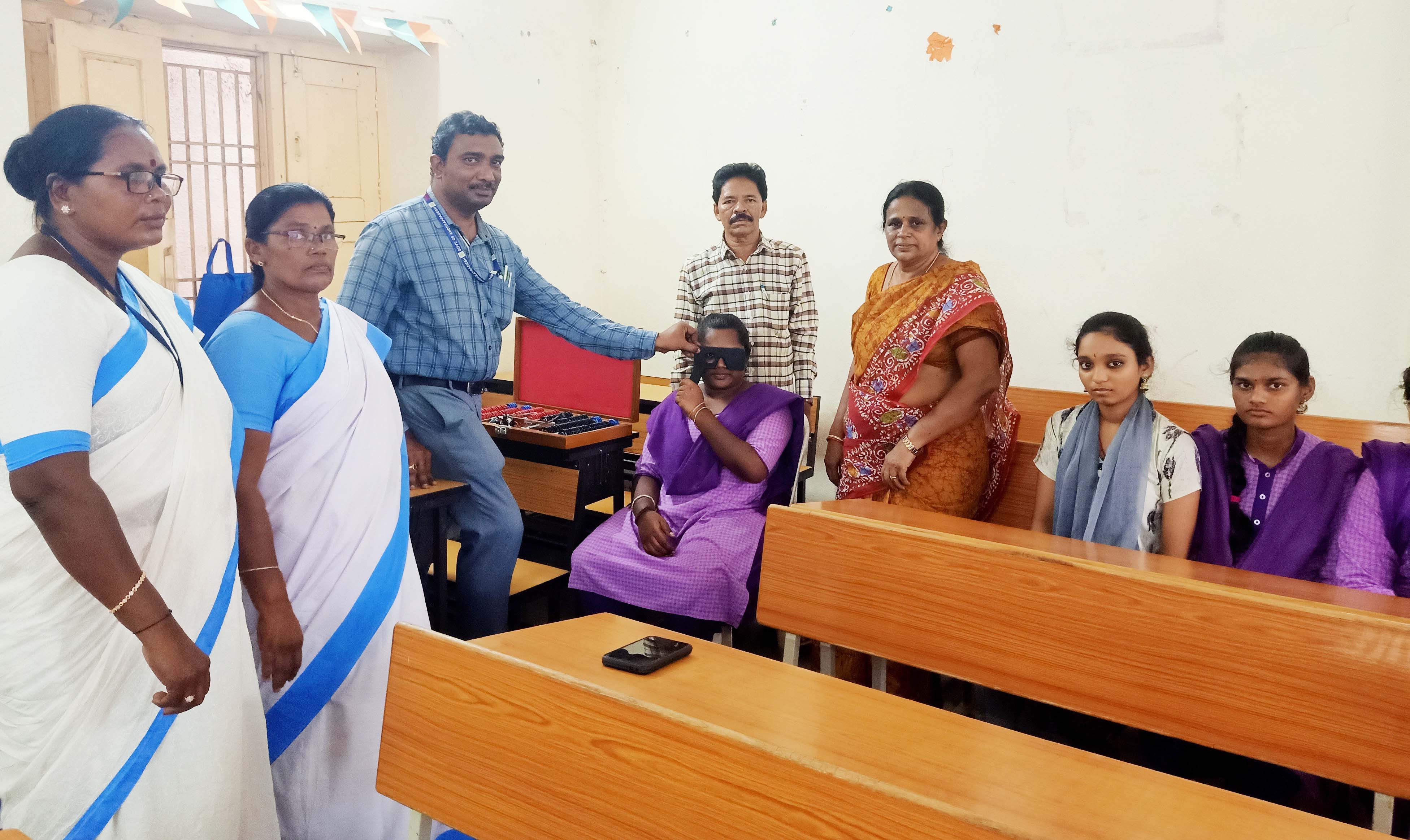 విద్యార్థులకు కంటి పరీక్షలు