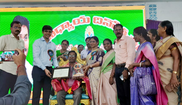 District-Best-Teacher-Award-to-Venkateswara-Rao