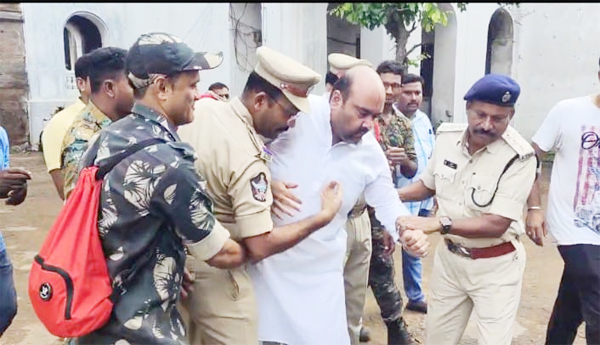 TDP-leader-Babynayanas-march-was-blocked-by-the-police