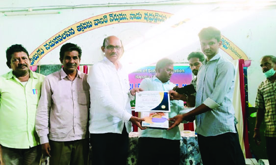 విద్యార్థులకు ద్రువీకరణ పత్రాలు అందిస్తున్న విద్యాశాఖ అధికారులు