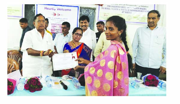 మహిళలు స్వశక్తితో ముందుకు సాగాలి