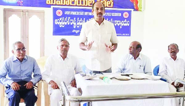 ఉద్యోగులపై కక్షసాధింపు తగదు : ఎమ్మెల్సీ