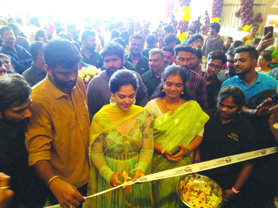 షాపును ప్రారంభిస్తున్న హీరోయిన్‌ బిందుమాధవి 