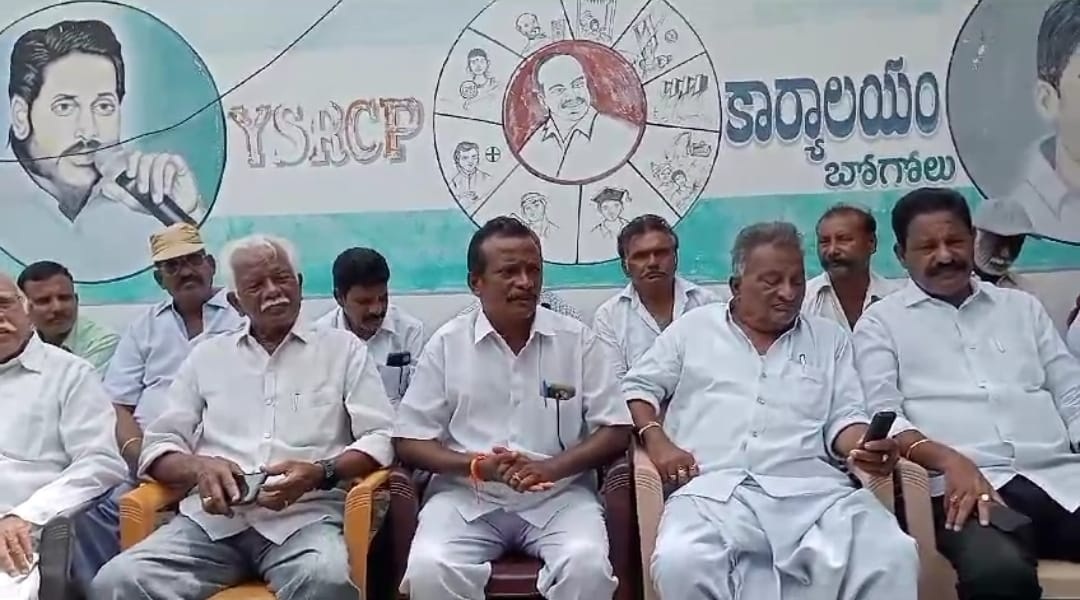 ప్రభుత్వ భూమిని ఎలా పంచుతావ్‌..