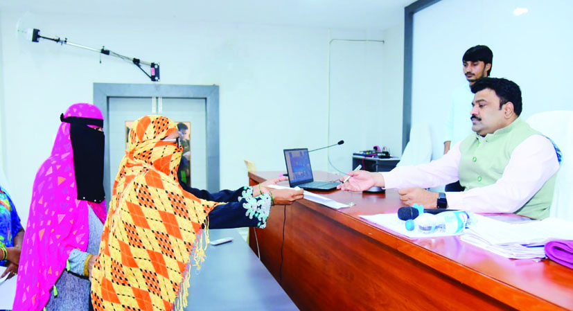 ప్రజల నుంచి అర్జీలు స్వీకరిస్తున్న జిల్లా కలెక్టర్‌ రంజిత్‌ భాష