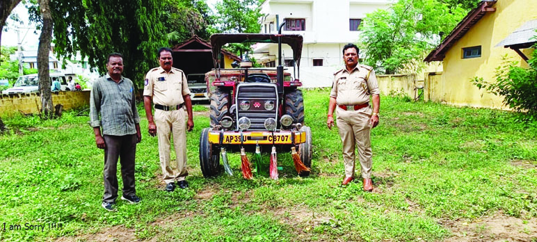 స్వాధీనం చేసుకున్న ఇసుక ట్రాక్టర్‌తో సెబ్‌ అధికారులు