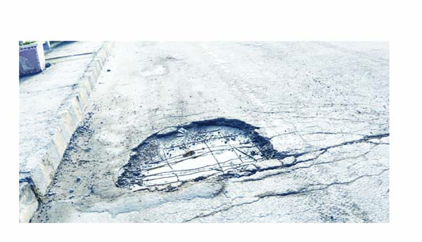 ఫ్లైఓవర్‌ గోతుల్లో తేలిన ఇనుప గజాలు