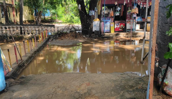 Rainwater-at-Puttur-RTC-bus-stand-Passengers-are-in-trouble