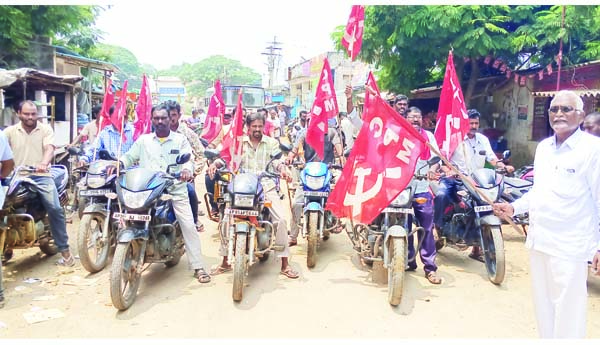 కురుపాంలో వినతిని అందజేస్తున్నసిపిఎం జిల్లా కార్యదర్శి రెడ్డి వేణు