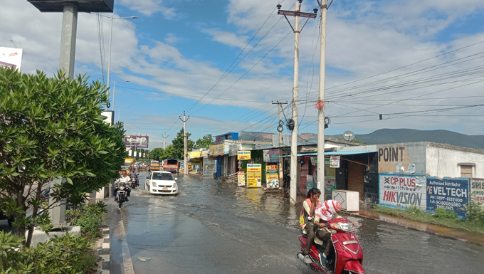 ఏరును తలపిస్తున్న తిరుపతి - రేణిగుంట రహదారి 