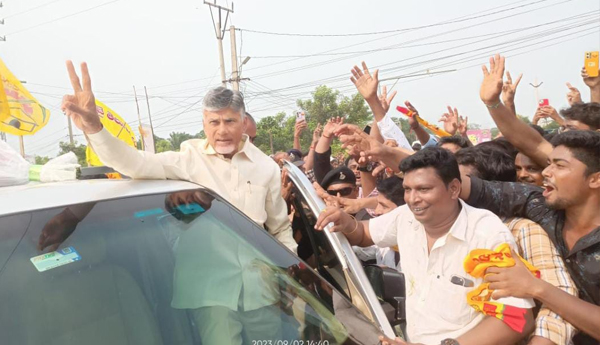 A-warm-welcome-to-Chandrababu-at-RB-Patnam-Centre