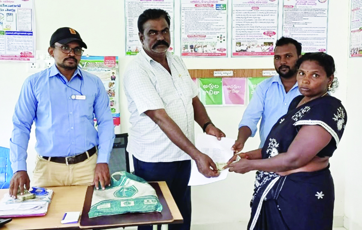 పింఛన్లు పంపిణీ