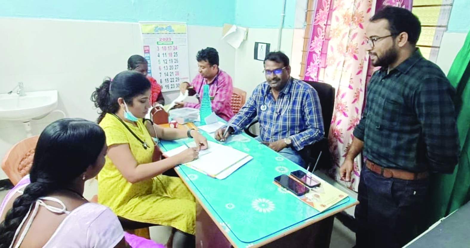 రోగులను పరీక్షిస్తున్న విశ్వ భారతి ఆస్పత్రి వైద్యులు