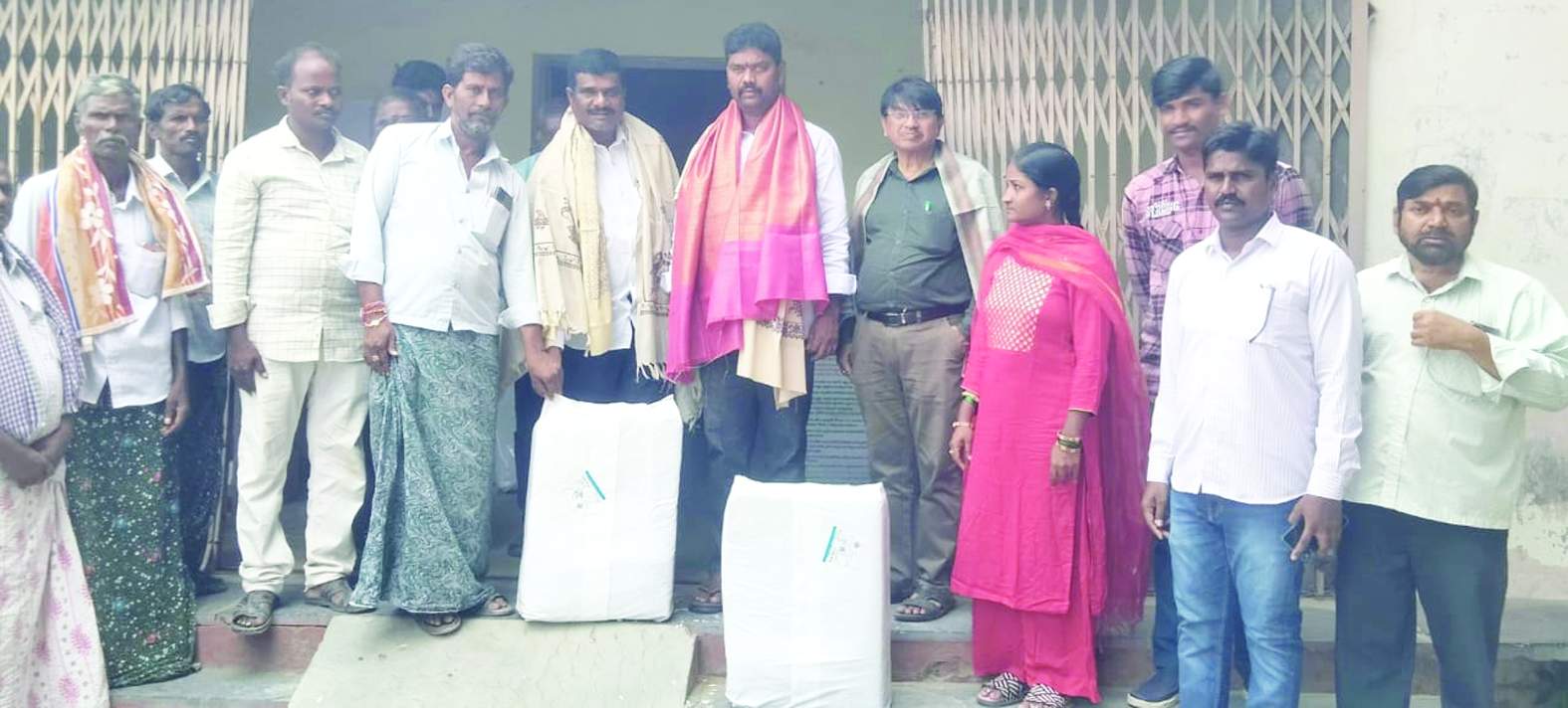 దాణాను పంపిణీ చేస్తున్న జూటూరు మారయ్య, సర్పంచి గోవిందరాజులు