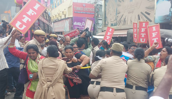 CITU-condemns-illegal-arrests-of-Anganwadis-in-Vijayawada