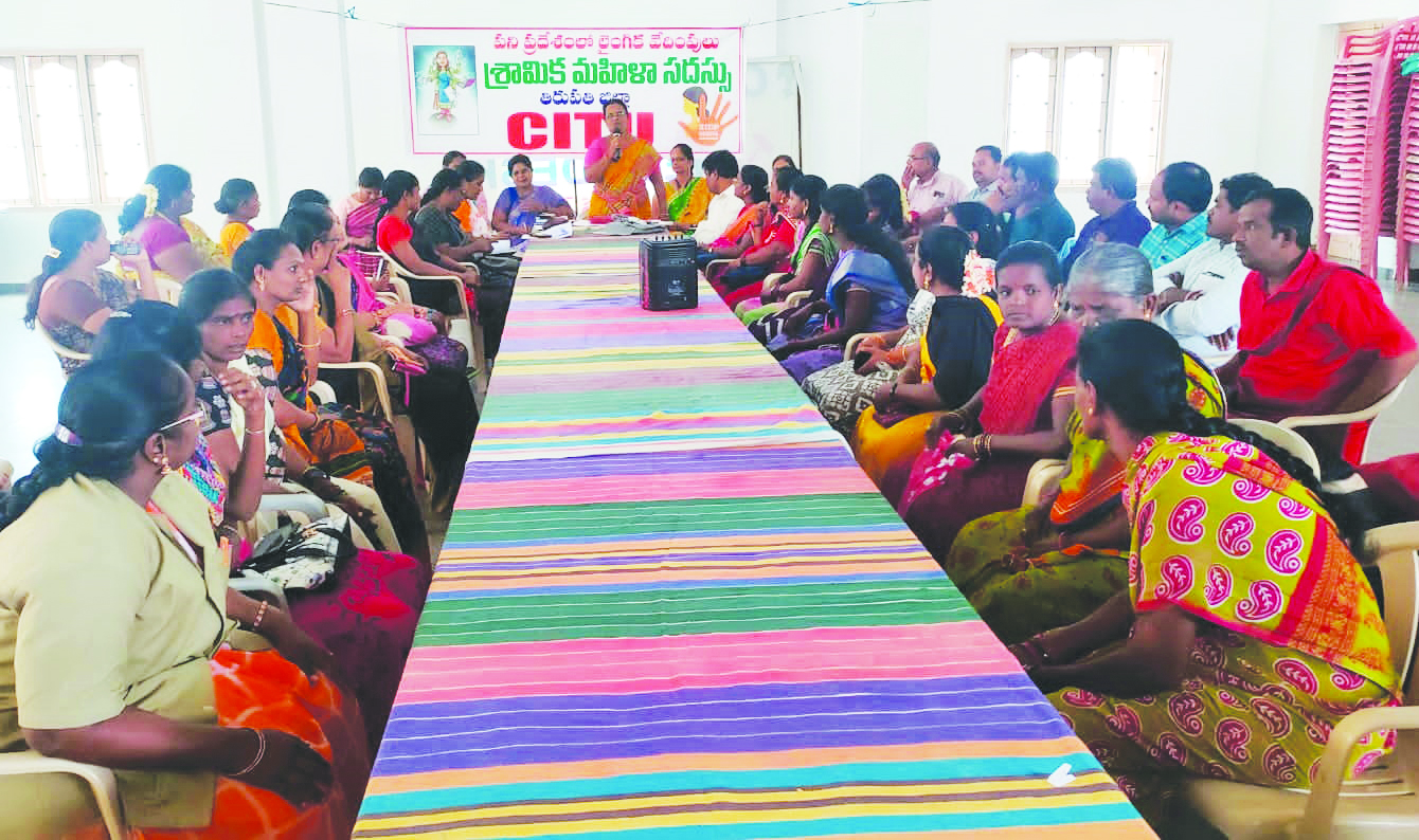 సదస్సులో మాట్లాడుతున్న వాణీశ్రీ 