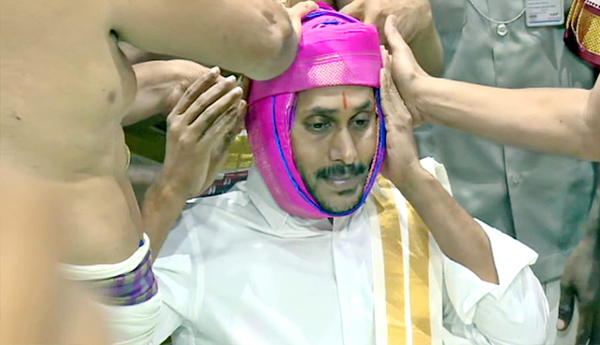 CM-Jagan-pattu-vasthralu-to-tirumala-srivaru