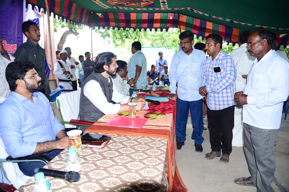 వినతులు స్వీకరిస్తున్న జిల్లా కలెక్టర్‌