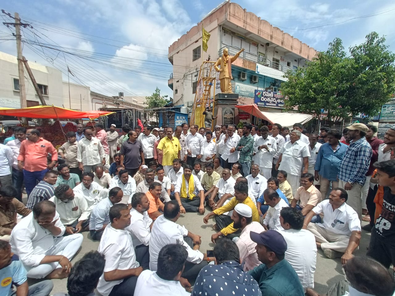 మాజీ సీఎం చంద్రబాబు నాయుడు అక్రమ అరెస్టు నిరసిస్తూ ఎన్టీఆర్‌ విగ్రహం ముందు ధర్నా చేస్తున్న టీడీపి నాయకులు కార్యకర్తలు